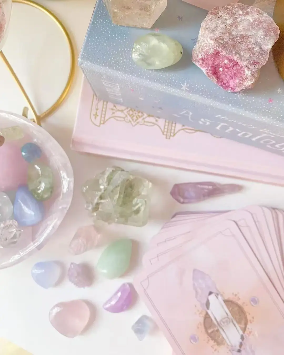 Auracharming guide on how to choose crystal bracelets – rose quartz for love, amethyst for calm, citrine for abundance, and black tourmaline for protection